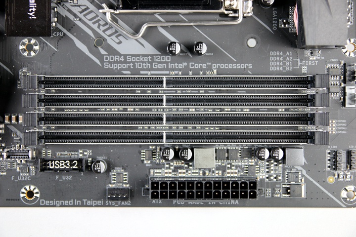 不管是選用Intel或AMD主機板，最好挑選內建4組記憶體插槽的主機板，以便日後有空間擴充記憶體容量。