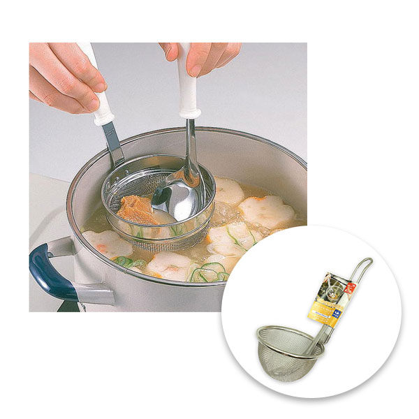 必備食材仔細熬煮後，再以味噌濾杓組將黏稠的味噌加入，味噌撲鼻香氣讓人食指大動！