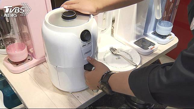 不少民眾常會利用氣炸鍋來進行烹調。(示意圖／TVBS)