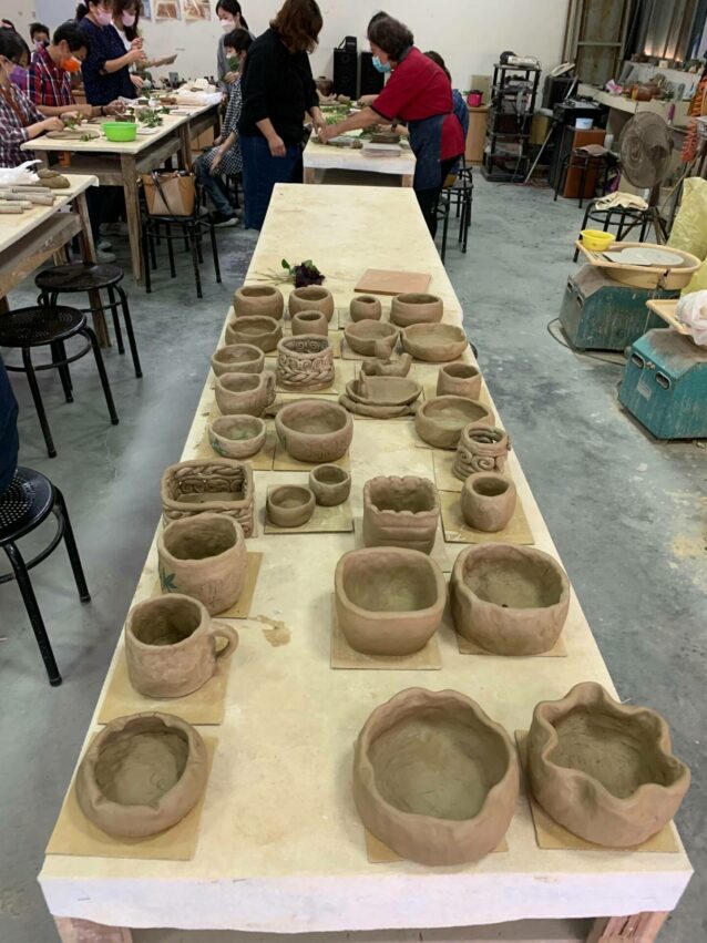 漫遊集集線｜集集綠色隧道自行車道，到了添興窯陶藝村除了能夠跟著導覽，欣賞這座壯觀的老蛇窯與歷史之外，也能購買到美麗的陶藝作品，與實用的生活陶藝小物