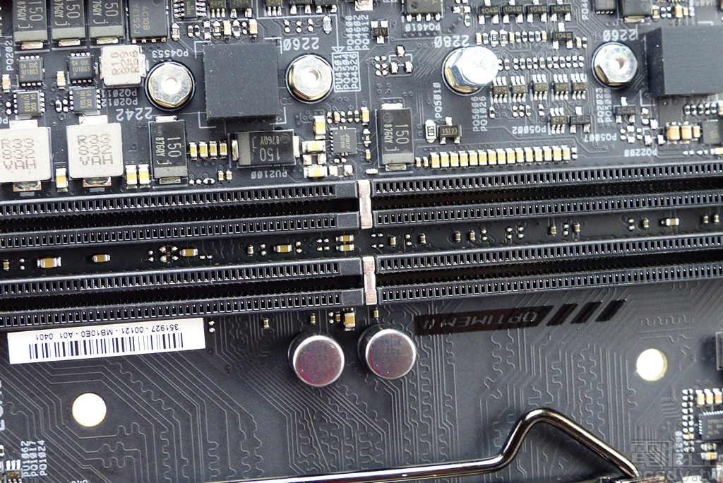 記憶體供電儲能濾波電容撒料不手軟，安排 9 顆 SP-Cap 150μf 和 2 顆 FPCAP 560μf，亦包含多顆陶瓷基層電容負責濾除雜訊（部分安裝至電路板背面）