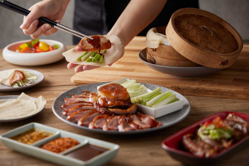 「鴨肉捲餅佐醬」香鮮嫩多汁的鴨肉搭配享鴨六品，品嚐麵香、肉香、醬香交織的經典好滋味。