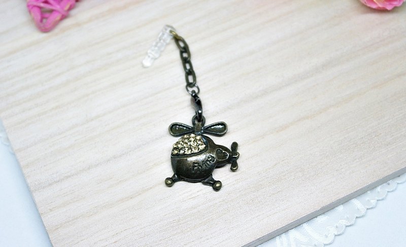 【配件】 ＊合金銅/合金烤漆黑/水鑽/合金銅鍊條＊ ＊矽膠耳機塞//防塵塞配件＊ 【使用方式】 直接在智慧型手機上方//側邊耳機孔裡插上此耳機塞((如圖)) ▲合金飾品保養美學▲ －配戴合金電鍍材質的