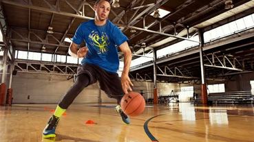 官方新聞 / UA Clutch Fit Drive 籃球鞋首度上市 NBA 球星 Stephen Curry 專屬鞋款全台限量首賣