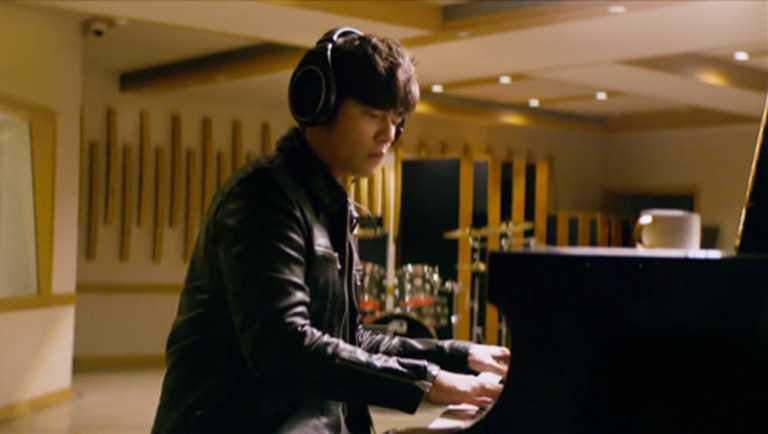 周杰倫執導TUDOR「Royal皇家系列」腕錶廣告中的彈琴場景，是來自樂壇好友蕭敬騰的個人錄音室。（圖╱翻攝自IG）