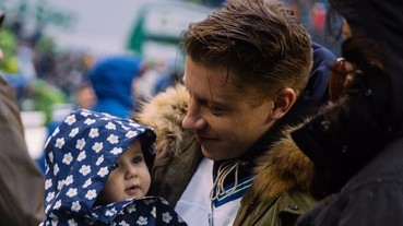 愛曬娃程度完全不輸陳建州，Macklemore 女兒 Snow 藍眼白肌簡直「白雪公主」！