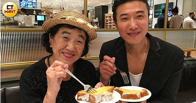 陳鴻父母終結分居35年　耶誕一家團聚百坪豪宅享天倫