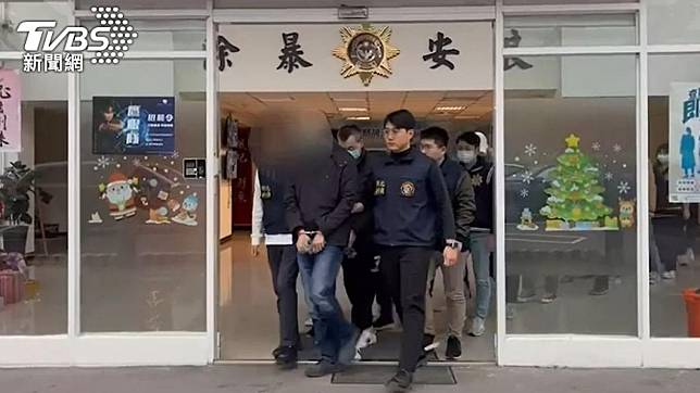 警方第一波行動拘提潘姓負責人等15人。（圖／TVBS）