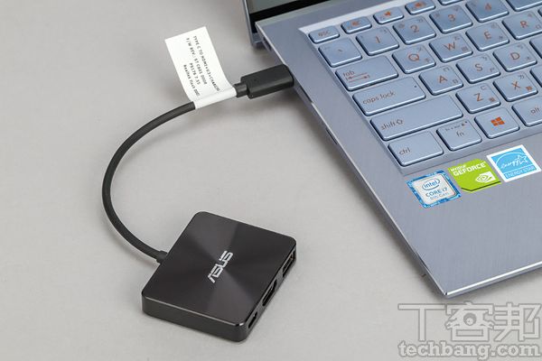 兩組USB Type-C配置在機身左側，可充電、傳輸、外接螢幕，隨機還有贈三合一擴充埠。