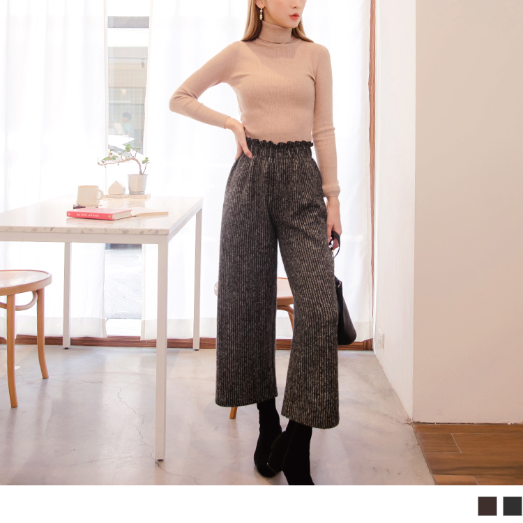 厚實的毛呢面料搭配冬季沉穩復古色系， 花苞高腰設計獨具造型感，寬褲版型可修飾腿部線條， 適合日常休閒穿搭，打造時髦Look ! ************** 小提醒： 後口袋為真 深色衣物建議單獨洗滌