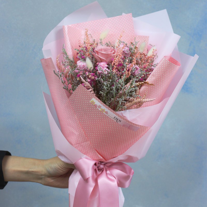 乾燥花花束/文青花束/情人節花束/生日花束/母親節花束/畢業花束 所有客製花束皆為手工製品，每一件都是EROS為您精心設計的藝術品！ ~EROS追求花藝的時尚及質感~ 您可將花束擺放在家裡的任一處角落
