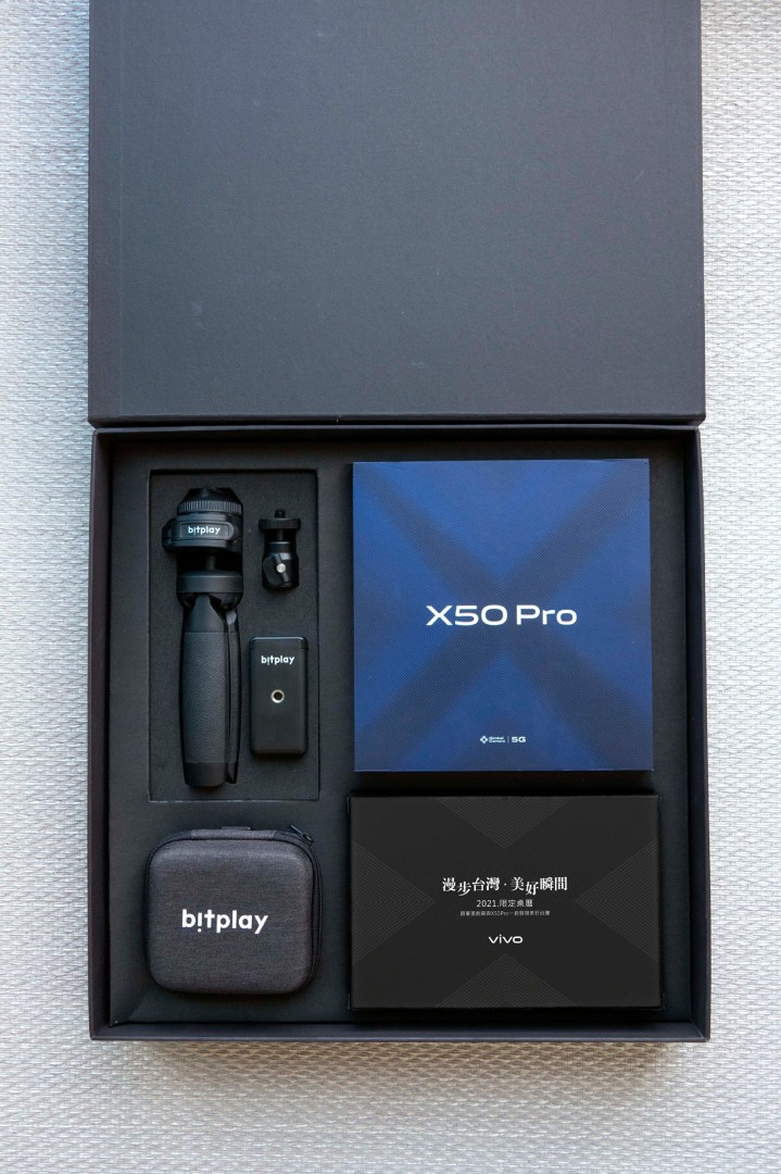 vivo X50 Pro專業攝影組內含bitplay多角度雙用腳架、bitplay AllClip Mini組合標準超廣角+微距鏡頭和2021限定桌曆。.jpg