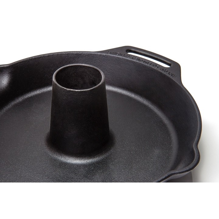 把雞、鴨等家禽，表面抹上香料與蜂蜜，中央的洞可以放入香料或水底下可撲滿馬鈴薯、香菇或胡蘿蔔，放進烤箱或是烤爐中經過烘烤，多餘的脂肪與肉汁會滴入鍋中，讓下面的蔬菜吸收精華雞肉表面經梅納反應，呈現可口的棕