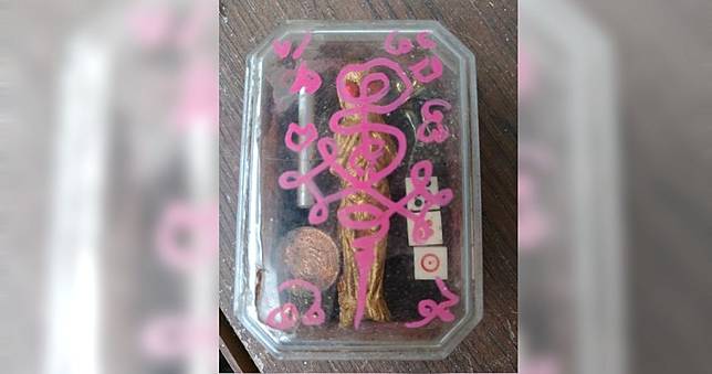 女新家翻出「紅眼金人偶」　網友驚悚曝：裡面添加屍料！