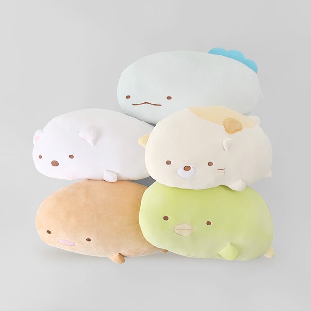 大型18吋扁型設計，可當抱枕放置於床邊，亦可作靠枕放置於汽車座椅或居家椅子上，可愛又實用！側身Q萌造型，短絨毛觸感佳，為生活增添舒適度，帶來療癒氛圍。