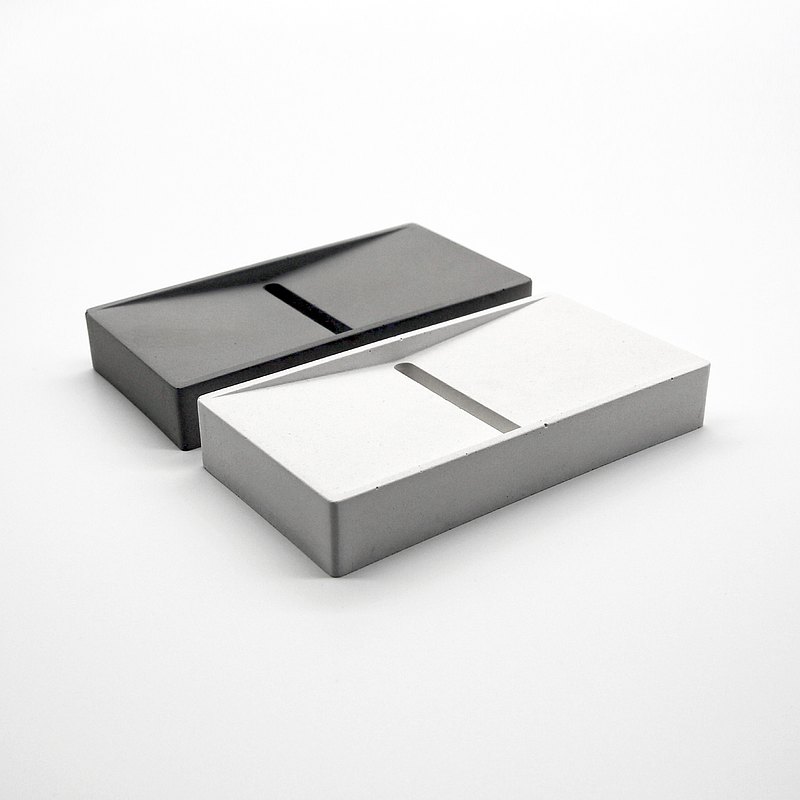 ∷__**品 牌 理 念**__∷ ❘ －回歸水泥原始質感元素－ ❘ 當科技越是無所不能，我們越渴望手作的溫度。 手做水泥將原始氣息和設計感相融合，樸素質感的內斂，卻透著不一樣的個性氣息，低調中提升質