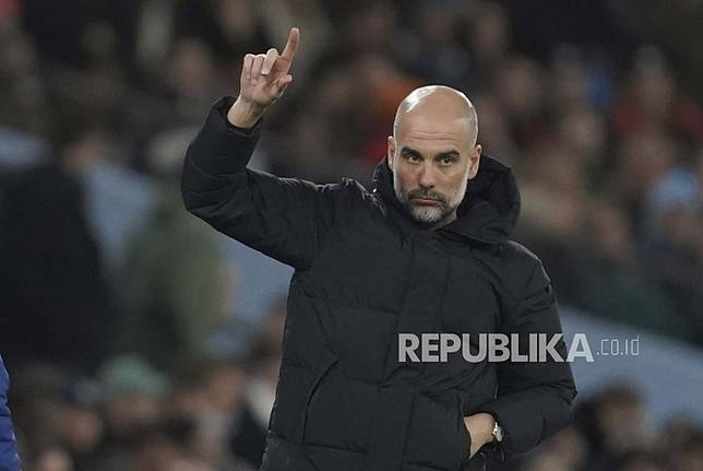 Pelatih kepala Manchester City Pep Guardiola memberi isyarat selama pertandingan sepak bola Liga Premier Inggris antara Manchester City dan Brentford di Stadion City of Manchester di Manchester, Inggris, Rabu, 9 Februari 2022.