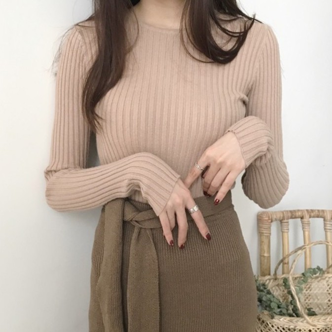 材質：螺紋棉僅供參考 不做實際標準這款特別用了兔絨包芯紗的材質 超柔軟的 手感好的沒話說 當然也是有彈力的 穿起來也不會覺得緊繃 很酥糊yo~現在的話可以單穿 下身 裙裝褲裝都ok 還可以加個風衣外套