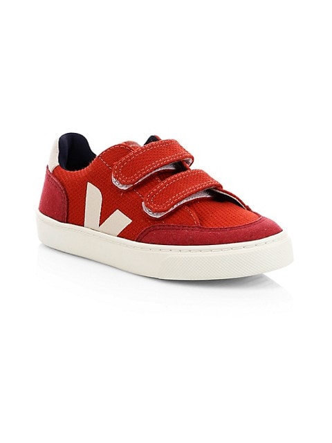 Sporty sneakers lined in recycled jersey with soles crafted with wild rubber from the Amazon Forest.