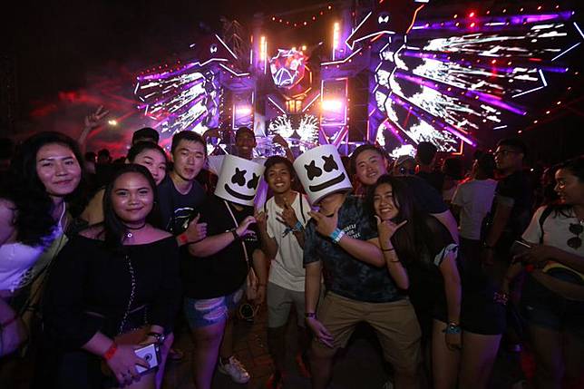 Penonton larut dalam kemeriahan Djakarta Warehouse Project 2017 di JI Expo, Kemayoran, Jakarta, Jumat (15/12/2017). Pertunjukan yang berlangsung selama dua hari ini dimeriahkan oleh aksi panggung antara lain Marshmello, Rich Chigga, Steve Aoki, David Gravel, Hardwell dan lain-lain.(KOMPAS.com/ANDREAS LUKAS ALTOBELI)