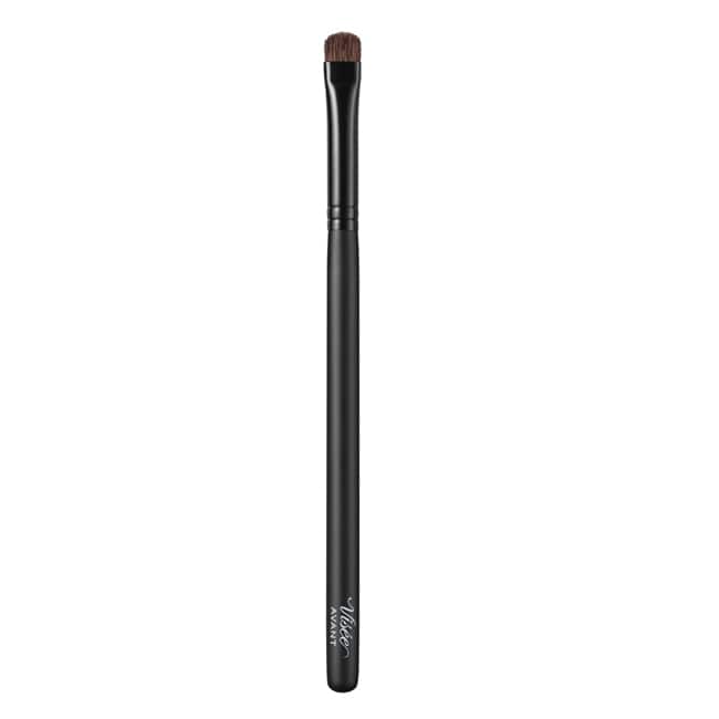 詳細介紹 VISEE AVANT 時尚玩家眼彩刷 003 VISEE AVANT EYE SHADOW BRUSH 003 眼瞼等細微部位都可輕鬆描繪的柔韌平刷，忠實呈現色澤。 ●亦可作為眉刷使用。 