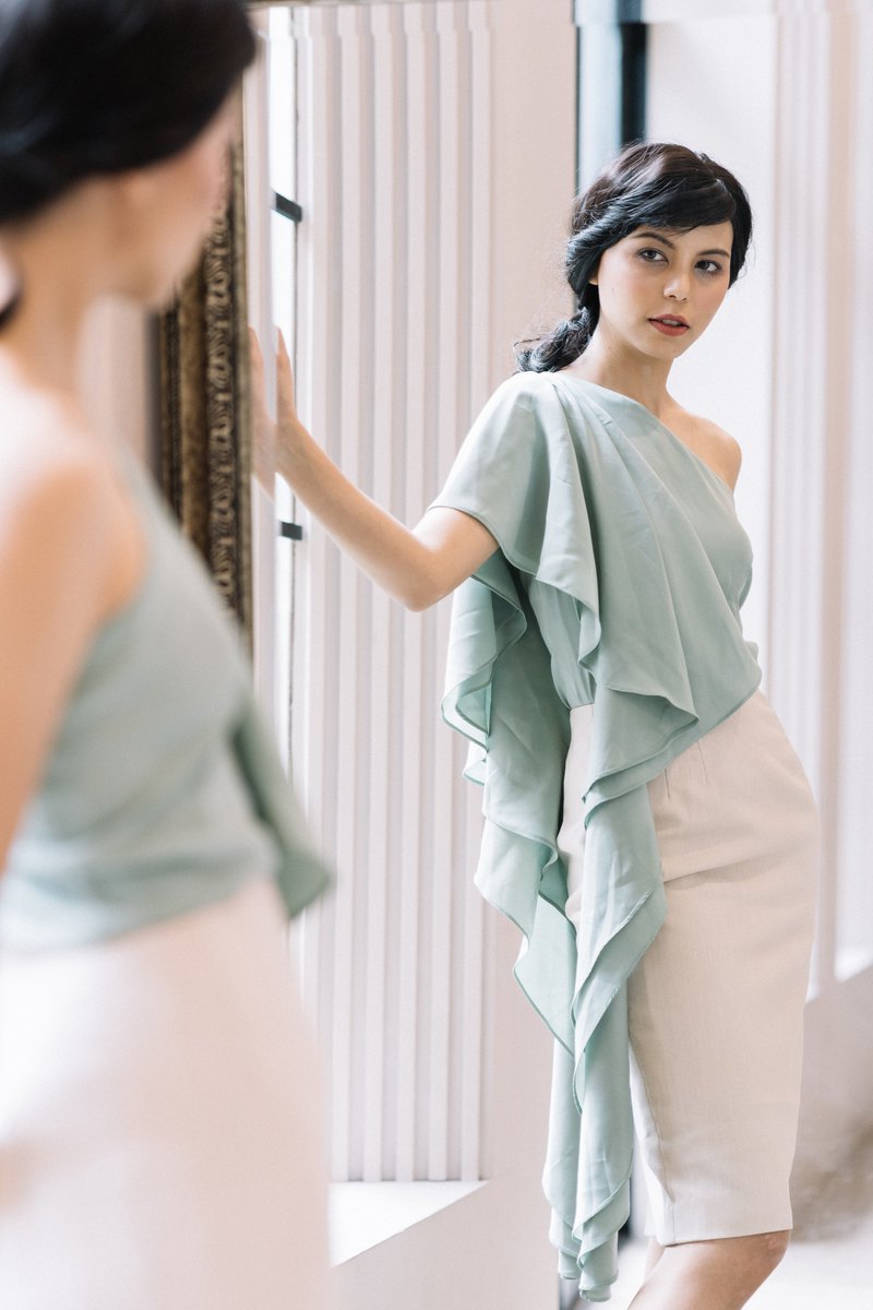 Muse，單肩上衣 面料：Celine Valentino 顏色：淡綠色 長度：20英寸