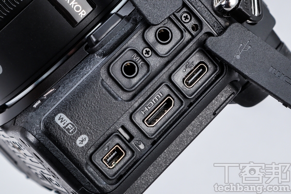 連接埠 具備3.5麥克風與監聽埠，同時擁有 USB Type-C 充電／連接埠。