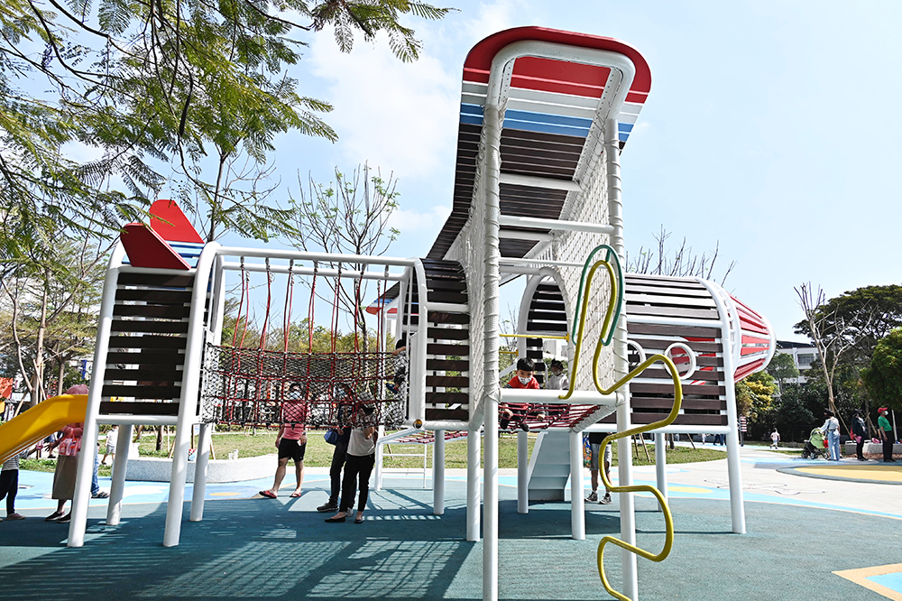 小港區漢民公園以飛機造型打造遊具，歡迎遊客化身飛行員遨翔天際。(攝影/Carter)