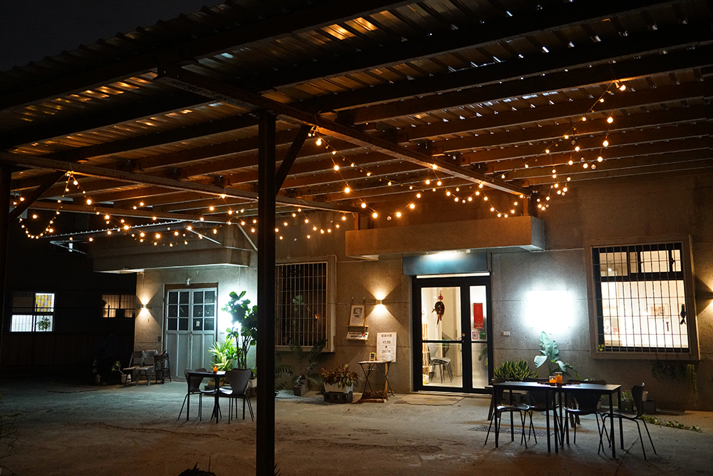 隨著用餐時間接近，懶得煮飯的媽媽帶一家人推開門、牽著手的小夫妻熟門熟路入座、單身上班族選擇面對大草原的戶外座放空，每個人都在暖心餐館找到舒服的用餐節奏。(攝影/Cindy Lee)