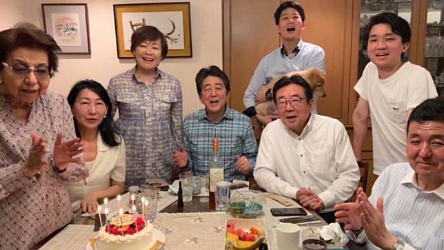 日本前首相安倍晉三（圖中）與母親安倍洋子（左）、其他家人一起度過生日。翻攝自安倍晉三Ｘ