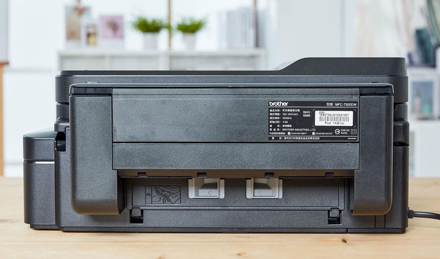 機身後側可以看到產品名稱標籤與檢磁相關資訊。