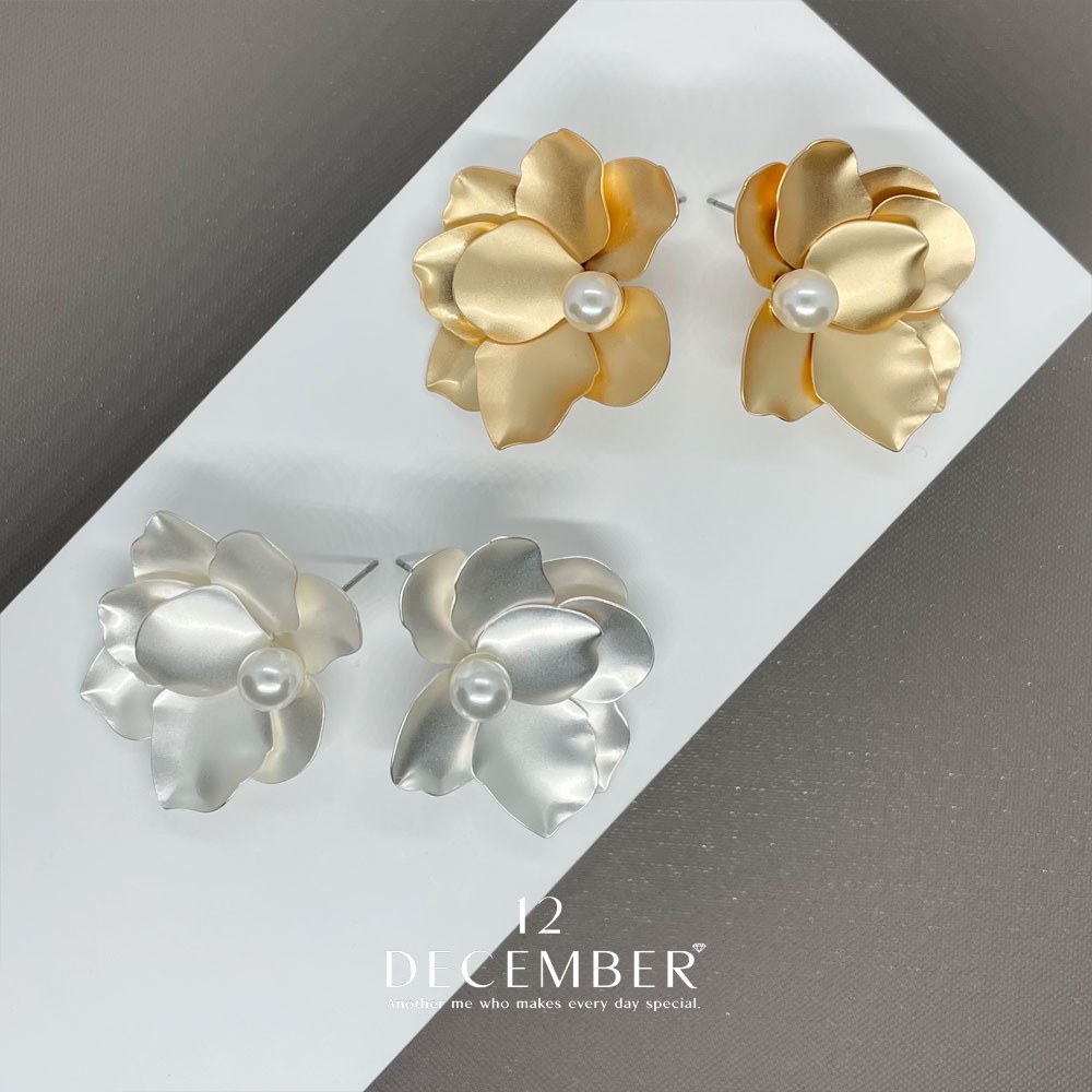 Name:[December 12] Unique Pearl Flower Matt Color Option:GoldDC_0099GD SilverDC_0099SVMaterial:Brass