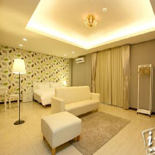 ‧第四台有線頻道電視。 ＊＊＊＊＊＊＊＊＊＊＊＊＊＊＊＊＊＊＊＊＊＊＊＊＊＊＊＊＊＊＊＊＊＊＊＊＊＊＊ 使用說明： 1. 本券可使用幸福腳印民宿15-20人包棟住宿一晚(含早餐)。 2. 本券限平日週