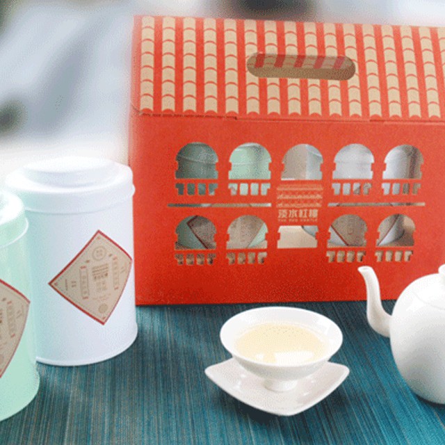 【商品特色】 走訪各地、精挑細選，是您選購伴手禮的最佳選擇。 茶罐外包裝特請名師繪製淡水紅樓街景，精緻有趣，餽贈親友美觀大方。 紅樓創意屋型提盒，精緻具有美感。上方插孔可崁入LED燈，變成手提燈籠或小