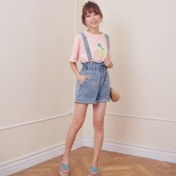 ◎時尚有型 簡約百搭|◎修身版型修飾身材|◎簡單搭配就很好看品牌:Abbie品牌定位:流行品牌種類:褲子款式:吊帶褲適穿性別:女生顏色:藍色系適穿季節:春夏流行元素:牛仔主材質:牛仔/單寧尺寸:M,L