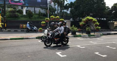 Dishub Kota Malang Terapkan Jaga Jarak di Lampu Lalu Lintas Dishub Kota Malang Terapkan Jaga Jarak di Lampu Lalu Lintas