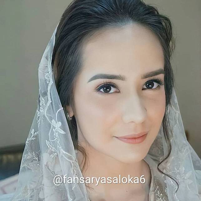 Dulu Jarang Tersorot Ini 8 Potret Pernikahan Arya Saloka Putri Anne Brilio Net Line Today