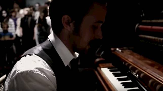 Nggak Cuma Jared Leto, Ini Dia 10 Aktor Hollywood Yang Juga Seorang Frontman Band