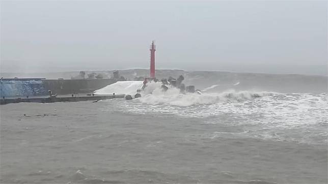 「海葵」暴風圈觸陸 台東風雨增強 綠島超商貨品被掃光 民視新聞網 Line Today