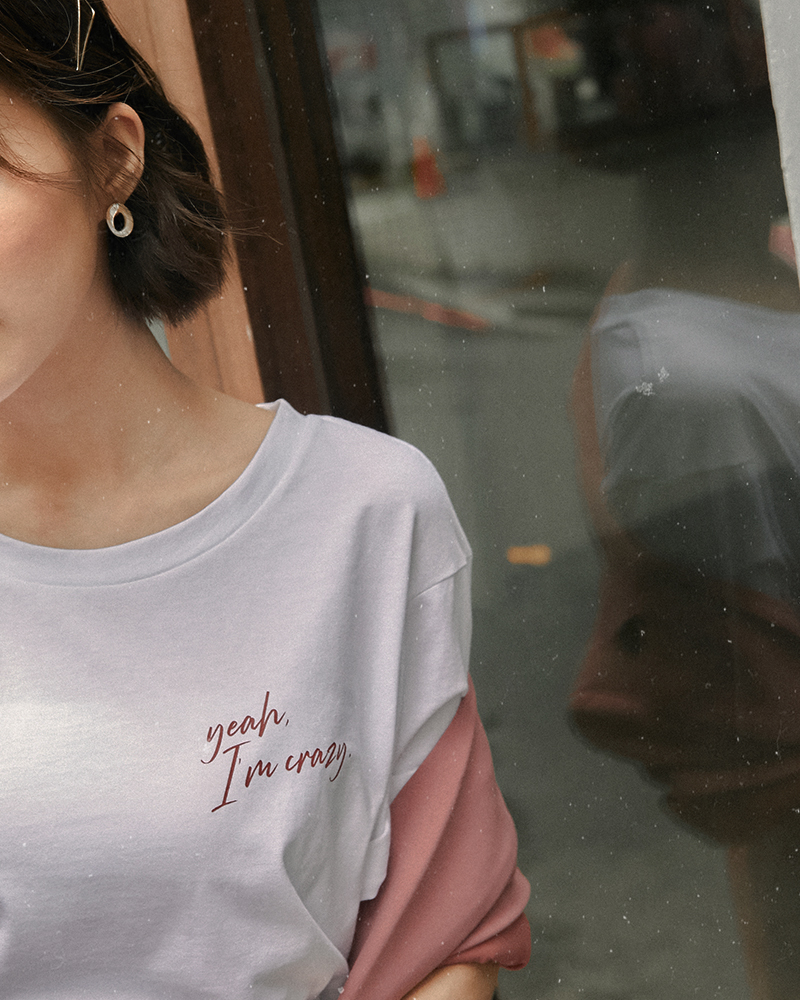 兩側開岔/前短後長/左胸字母印刷 商品長度/適中商品版型/適中商品厚薄/適中商品彈性/佳 *棉/麻為天然纖維的面料，因吸濕性較一般材質大，故洗滌後些微縮水屬正常現象。 *字體印花設計，建議翻面洗滌避免