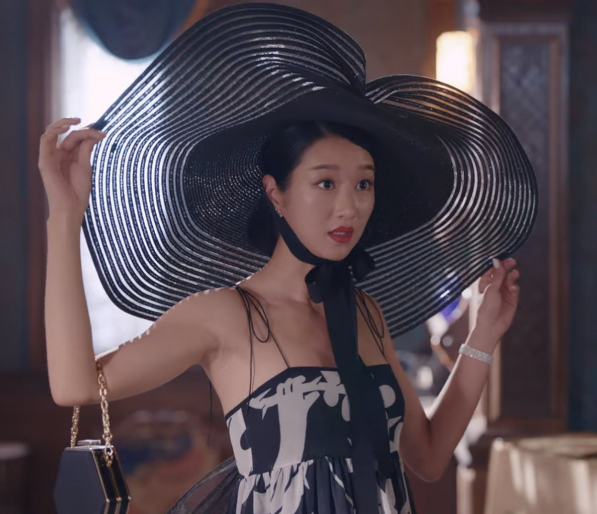 徐睿知《雖然是精神病但沒關係》浮誇大帽子！網友：像「蓋飯菜的罩子」