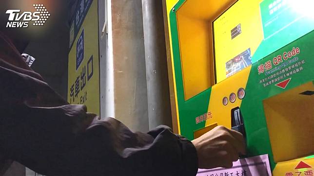 不少人都有把車停在停車場的經驗，要離開前得先到自動繳費機繳費。(圖／TVBS)