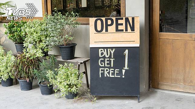 很多店家會推出「買一送一」的促銷活動。(示意圖／TVBS)