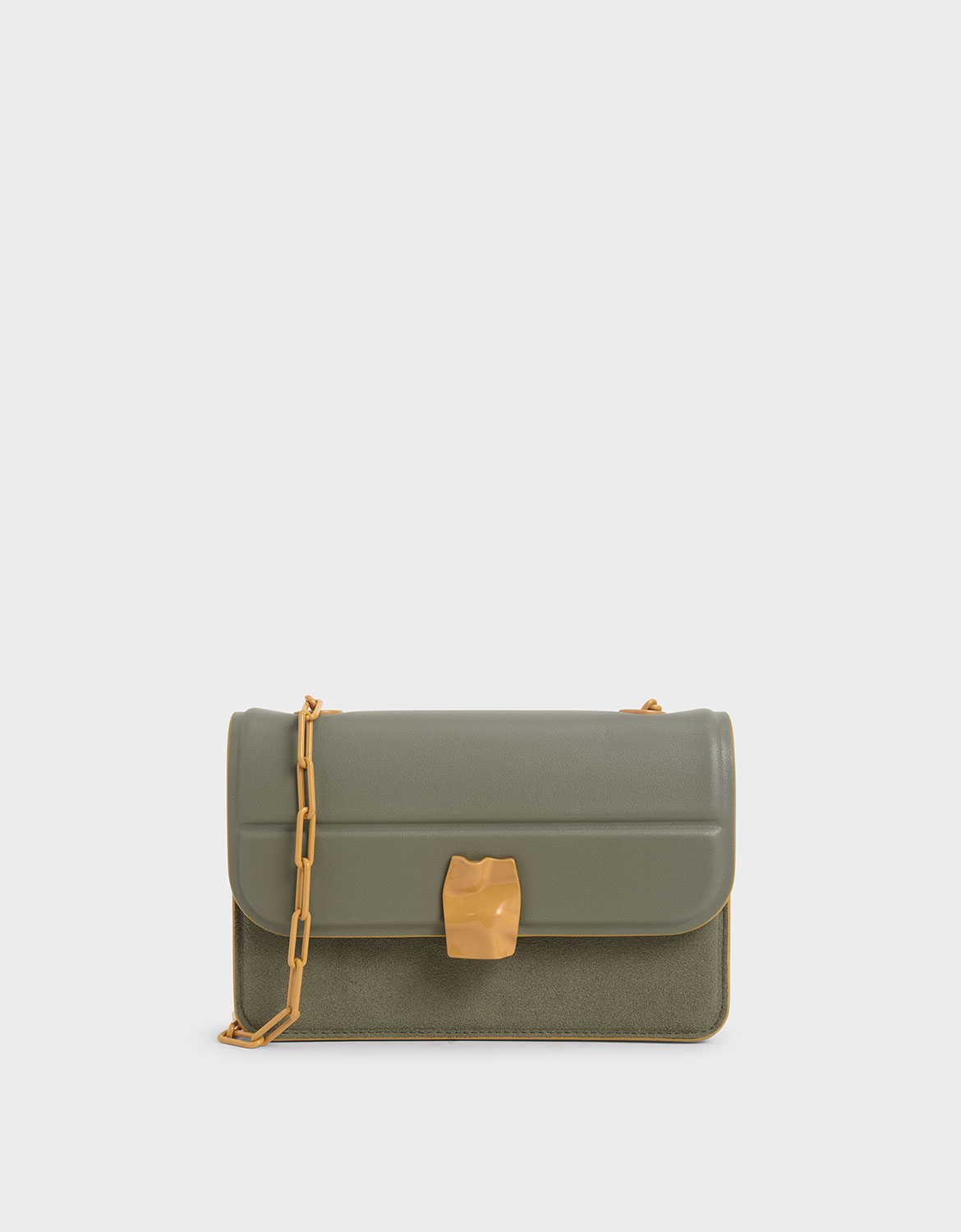 鍊條背帶揉和了令人玩味的街頭風格，誇張的金屬壓扣設計也使人無法忽視，背著它走在街上就是自體發光幾。