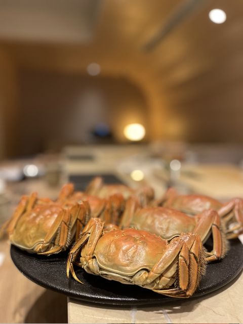 竟然有大閘蟹握壽司 滿滿蟹膏 一食入魂 米其林二星 壽司芳sushiyoshi 首度在台推出大閘蟹菜單 Line購物