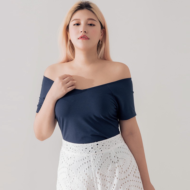 中大尺碼女裝‧風格：日系, 韓系, 歐美, 約會‧洗滌方式：低溫洗滌, 分開洗滌, 反面洗滌, 手洗, 置入洗衣袋‧尺寸：XL/2XL/3XL‧內裡：無‧商品描述：可拉一字領‧MODEL資料：‧Pop