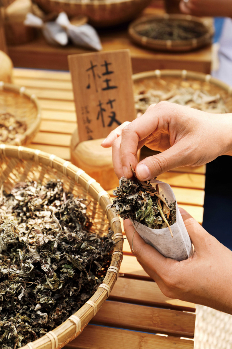 認識常見的青草後，親手製作一個飽實的藥草包，體驗應用青草的趣味。（圖／于魯光攝）