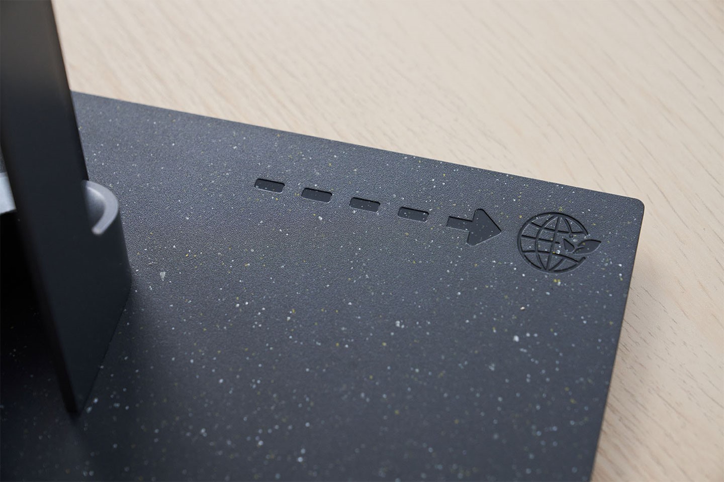 底座右上緣也壓印了環境永續理念的圖示。