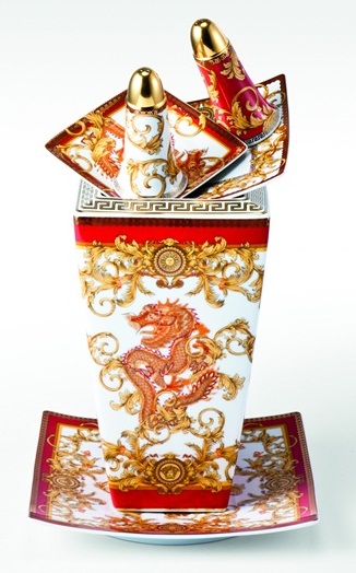 西方蛇魔女大戰東方龍！