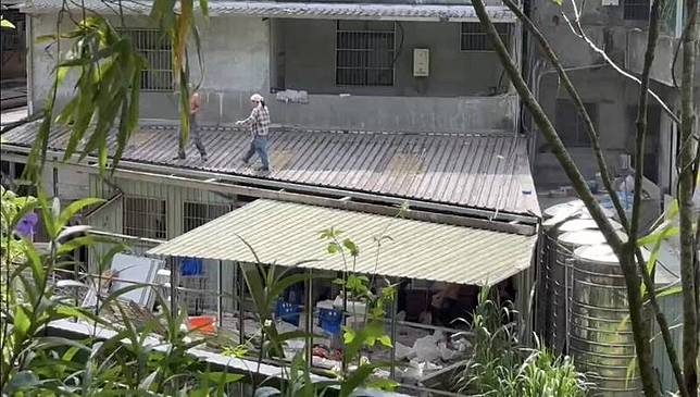 時代力量前立法委員黃國昌位於新北市汐止區的住家後陽台，被指控占用國有地93平方公尺，黃國昌25日已經開始展開拆除作業。(圖為民眾提供)